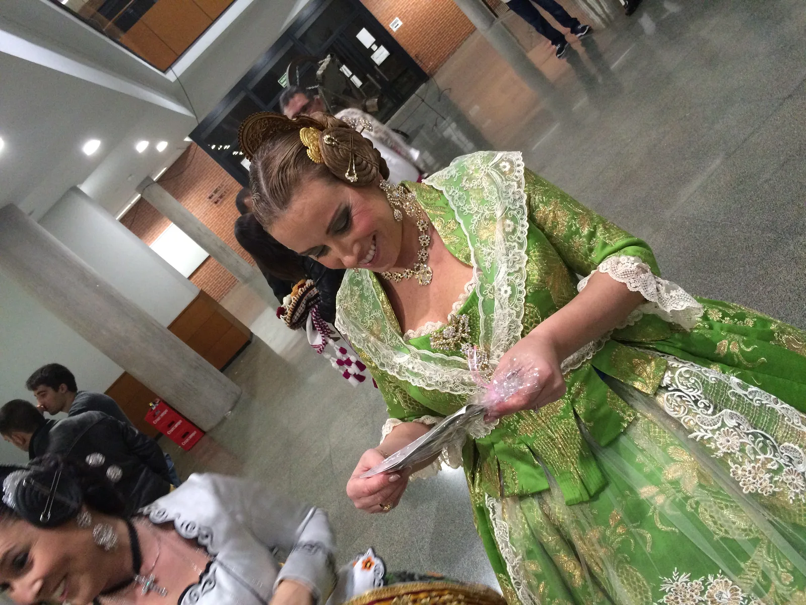 Traje verde con manteletas