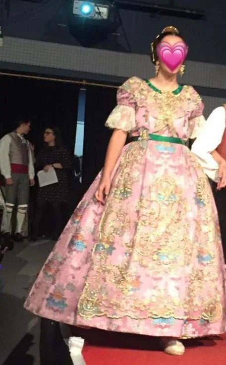 Traje rosa sin zapatos